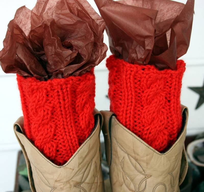 Orangefarbene Stiefelmanschetten Mit Wunderschönem Zopfmuster. Eine Großartige Ergänzung, Um Ihre Stiefel Aufzupeppen von TrinksKnitting