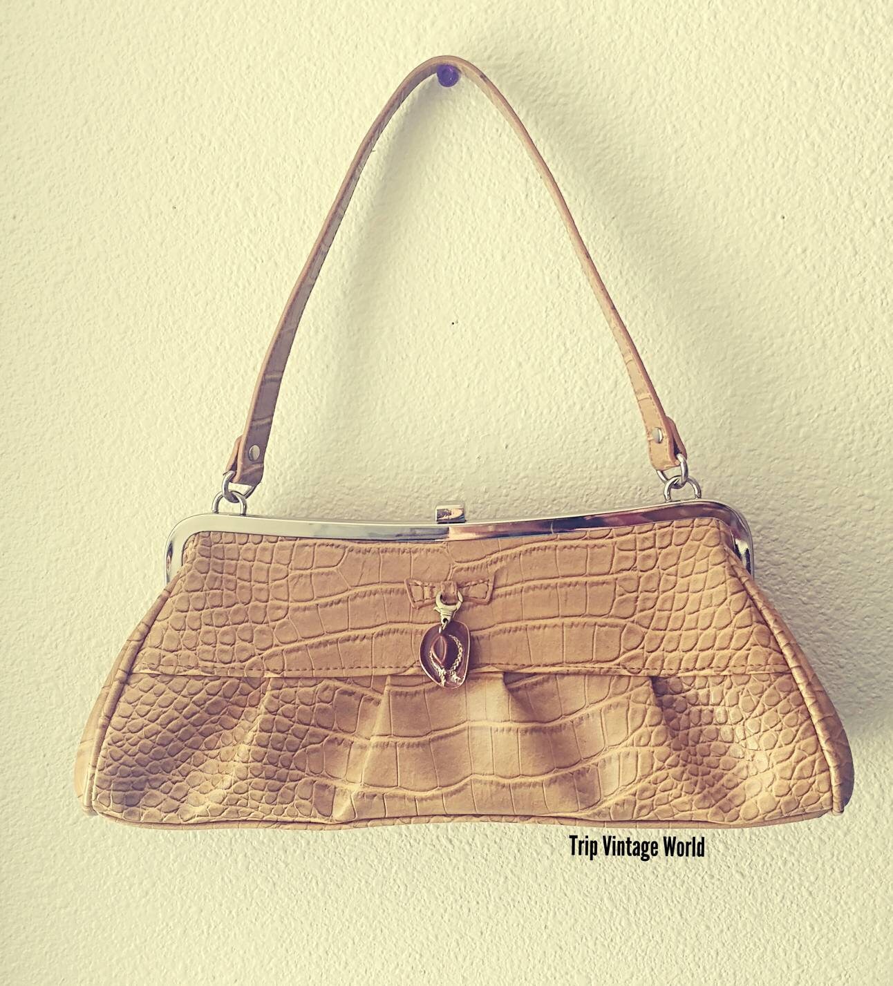 Vintage Western Style Lederhandtasche Hellbraune Baguette Geldbörse Mit Cowboyhut Anhänger von TripVintageWorld