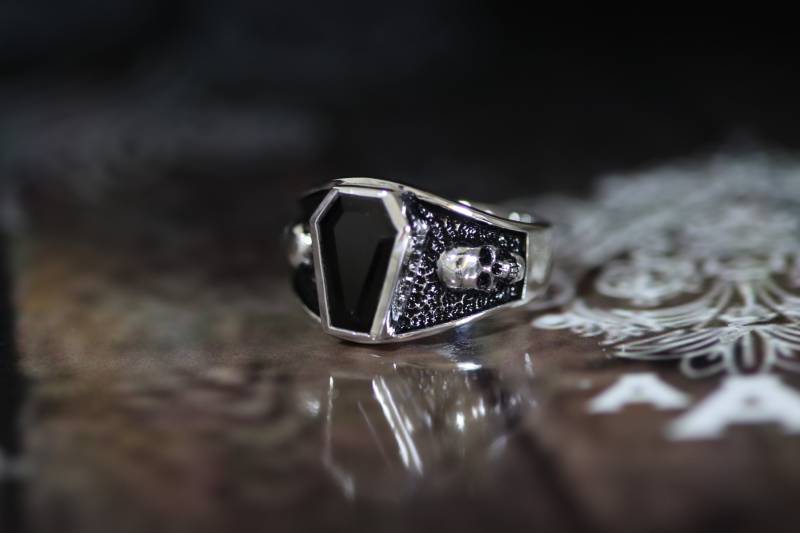 Totenkopf Ring Silber Statement Totenkopfring Sarg Onyx Labradorit von TripleAceStore
