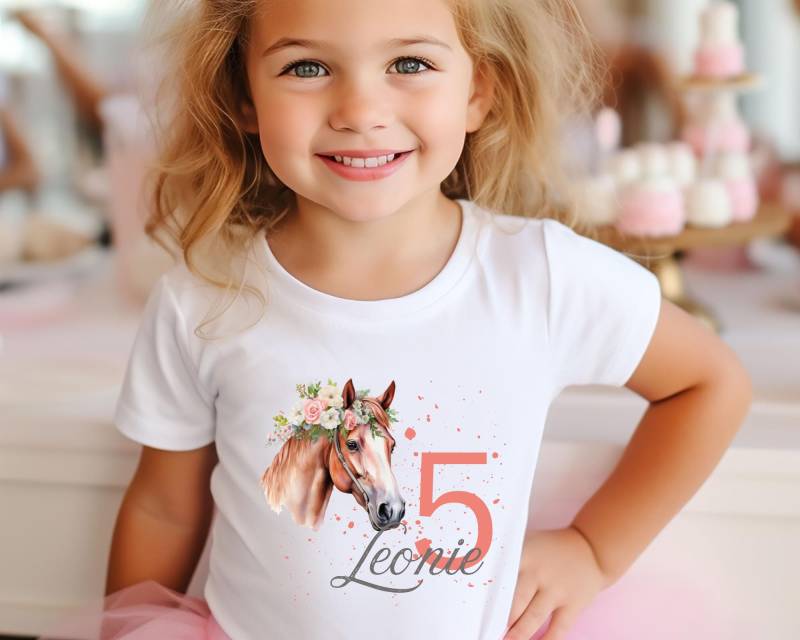 Geburtstagsshirt Für Mädchen Mit Pferde Motiv Und Zahl - Individuell Anpassbares Kinder T-Shirt Pferdeliebhaber, Ideal Zum Geburtstag Geburtstagsshirt Für Mädchen Mit Pferde Motiv Und Zahl - Individuell Anpassbares Kinder T-Shirt Pferdeliebhaber, Ideal Zum Geburtstag von TripleMomPlottdesign