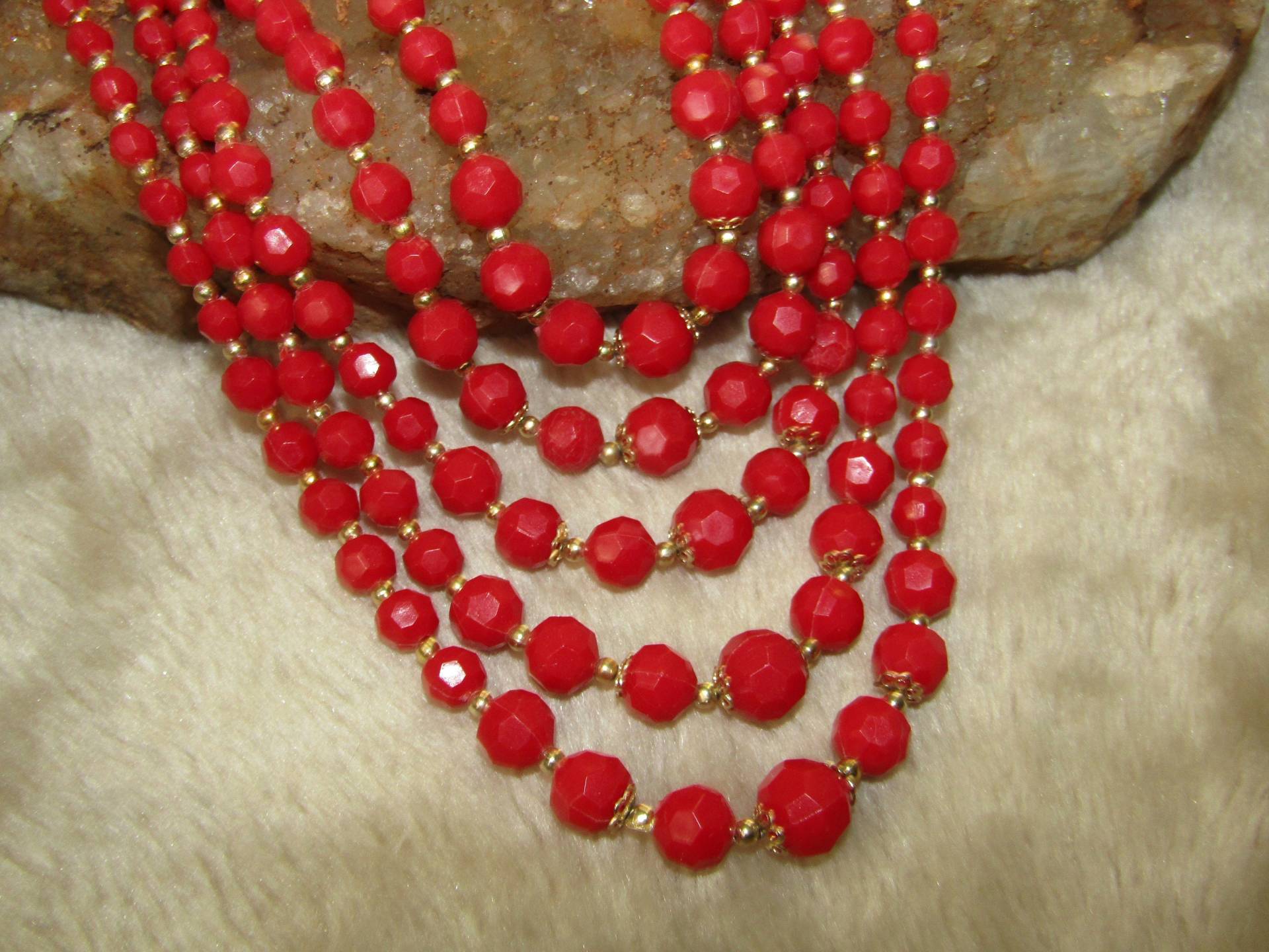 Vintage Hong Kong Rot & Gold Perlen Mehrreihig Halskette von TripleRBoutique