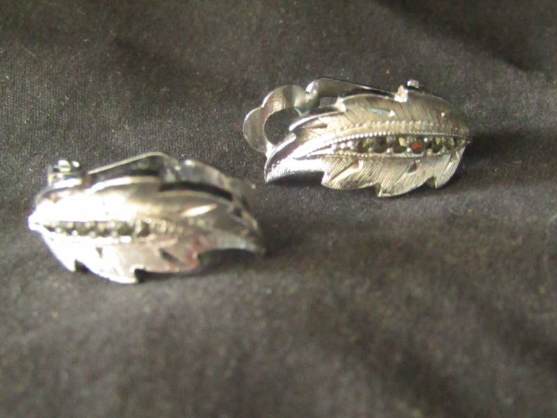 Vintage Sphinx Silber Ton Und Markasit Blatt Ohrclips von TripleRBoutique