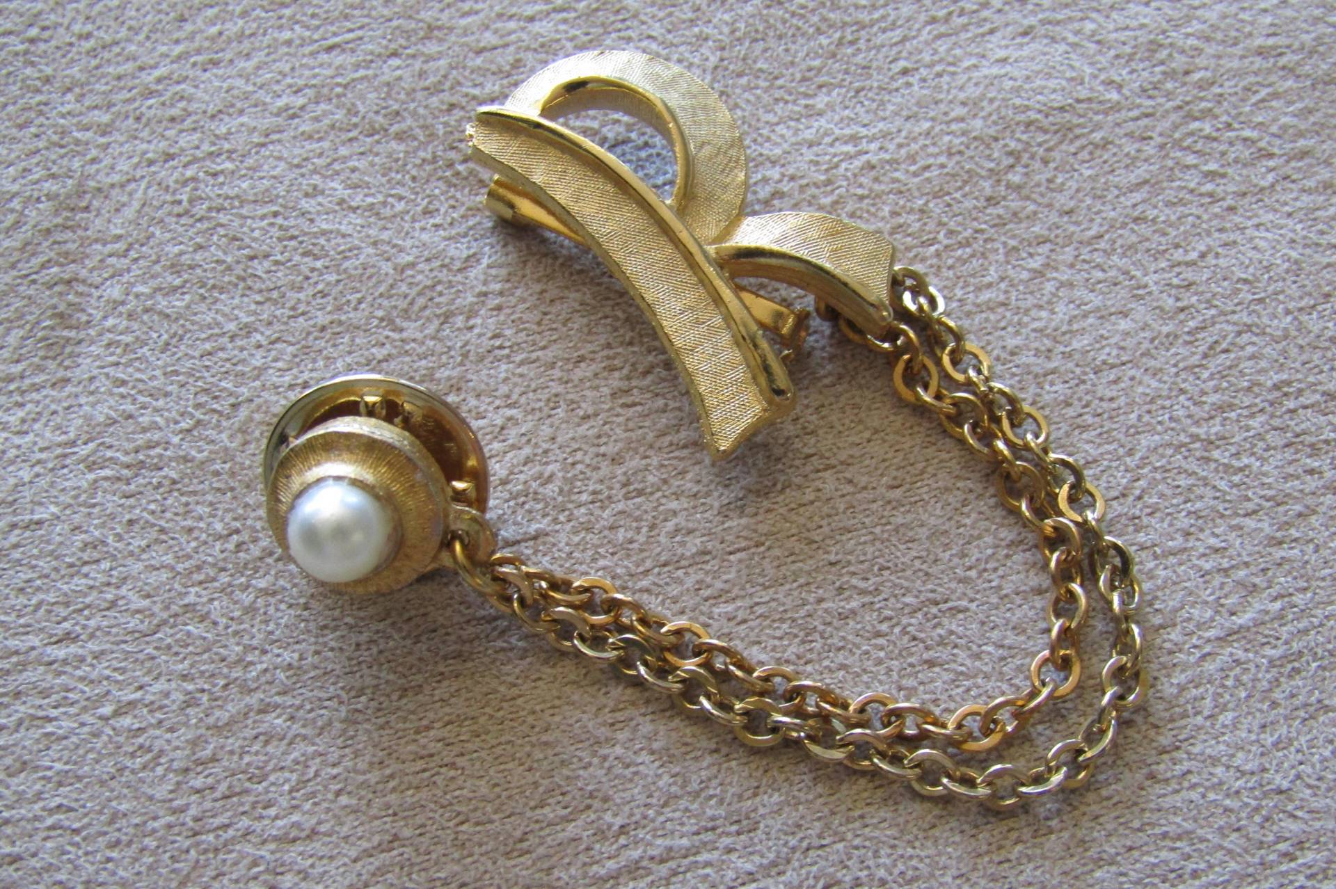 Vtg Initial R Mit Kunstperle Akzent Krawattennadel Vtg Initial R Mit Kunstperle Akzent Krawattennadel von TripleRBoutique