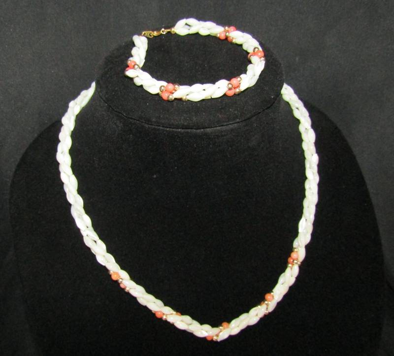Vtg Perlmutt Und Koralle Perlen Halskette & Armband Set von TripleRBoutique