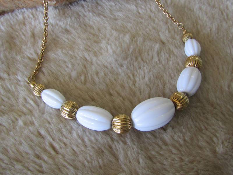Vtg. Avon Weiß & Gold Perlenkette von TripleRBoutique