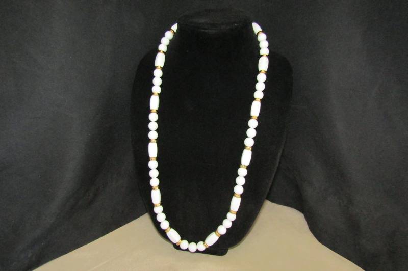 Vtg. Napier Weiß & Goldene Perlenkette von TripleRBoutique