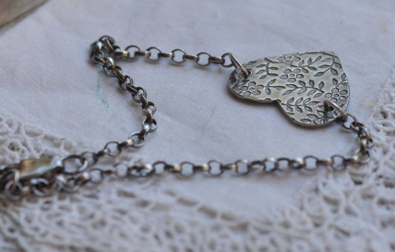 Armband Aus Sterling Silber, Herz Mit Blüte An Erbskette, Handgeschmiedet, Rustikal, Einzigartig Armband Aus Sterling Silber, Herz Mit Blüte An Erbskette, Handgeschmiedet, Rustikal, Einzigartig von TripoliAndRouge