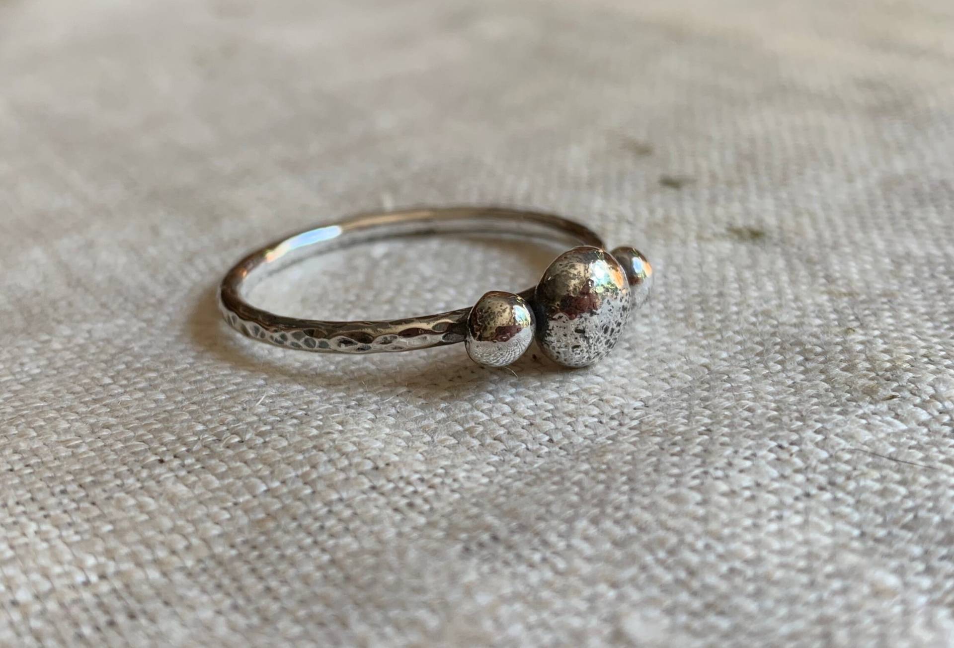 Drei Bommeln Sterling Silber Ring, Unikat, Handgeschmiedet, Gehämmert Drei Bommeln Sterling Silber Ring, Unikat, Handgeschmiedet, Gehämmert von TripoliAndRouge