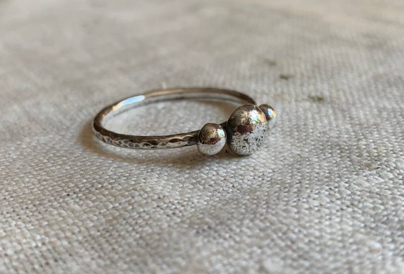Drei Bommeln Sterling Silber Ring, Unikat, Handgeschmiedet, Gehämmert von TripoliAndRouge