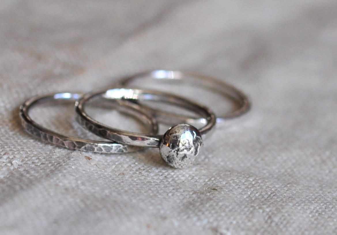 Drei Sterlingsilber Gehämmerte Stapelringe Mit Silberkugel Drei Sterlingsilber Gehämmerte Stapelringe Mit Silberkugel von TripoliAndRouge