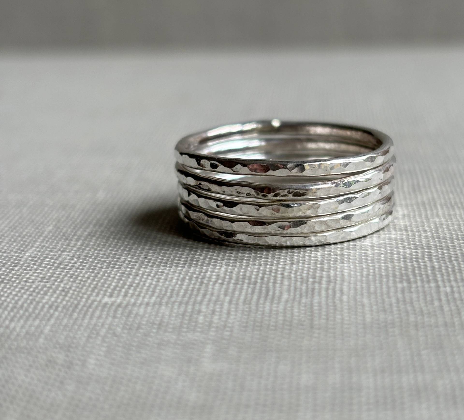 Fünf Handgeschmiedete Gehämmerte Stapelringe Aus Sterlingsilber Fünf Handgeschmiedete Gehämmerte Stapelringe Aus Sterlingsilber von TripoliAndRouge