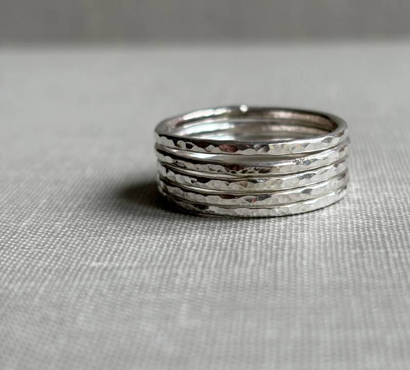 Fünf Handgeschmiedete Gehämmerte Stapelringe Aus Sterlingsilber von TripoliAndRouge