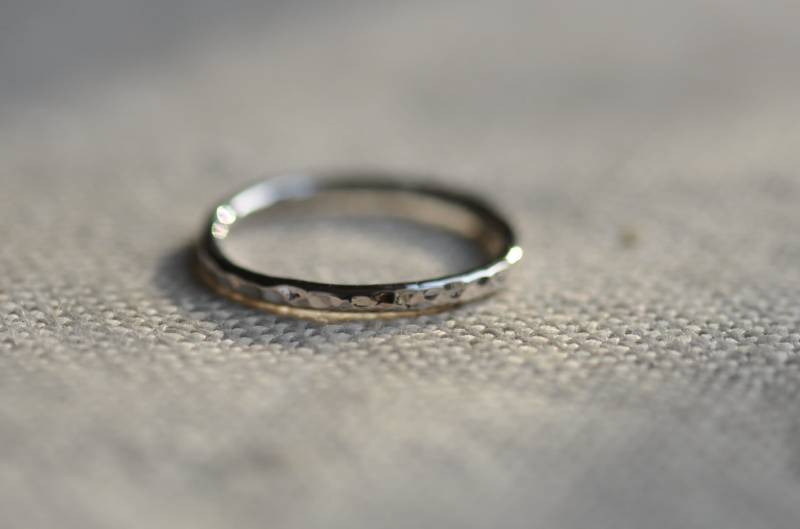 Handgeschmiedeter, Schmaler Gehämmerter Stapelring Aus Sterlingsilber Handgeschmiedeter, Schmaler Gehämmerter Stapelring Aus Sterlingsilber von TripoliAndRouge