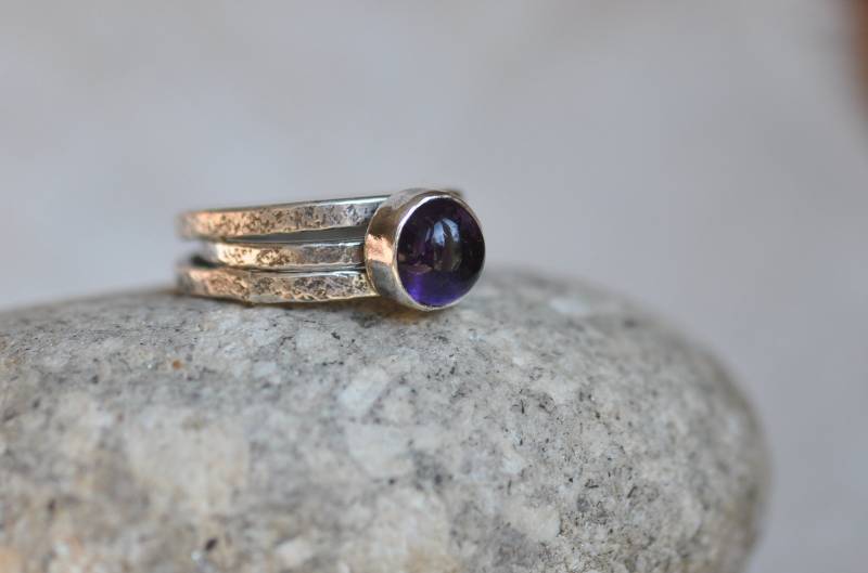 Silber Amethyst Cabochon Stapelringe, Gehämmert, Handgeschmiedet, Unikat, Oxidiert Silber Amethyst Cabochon Stapelringe, Gehämmert, Handgeschmiedet, Unikat, Oxidiert von TripoliAndRouge