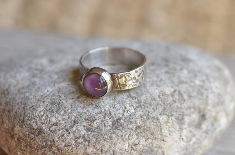Silberring Mit Amethyst-Cabochon, Handgeschmiedet, Unikat, Oxidiert Silberring Mit Amethyst-Cabochon, Handgeschmiedet, Unikat, Oxidiert von TripoliAndRouge