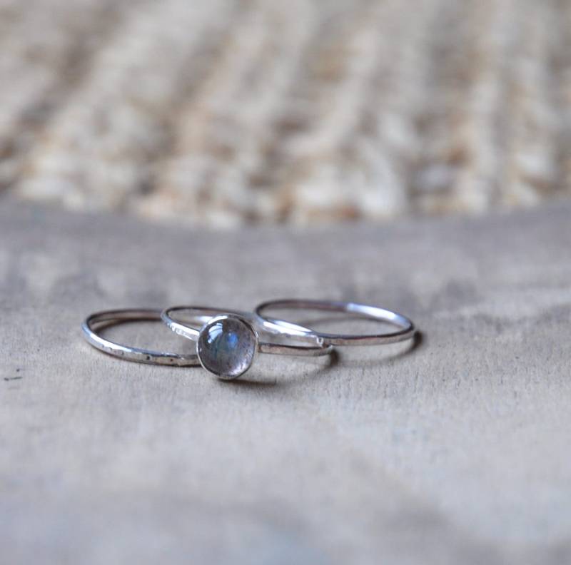Sterling Silber Labradorit Cabochon Stapelringe, Gehämmert, Handgeschmiedet, Unikat, Oxidiert Sterling Silber Labradorit Cabochon Stapelringe, Gehämmert, Handgeschmiedet, Unikat, Oxidiert von TripoliAndRouge