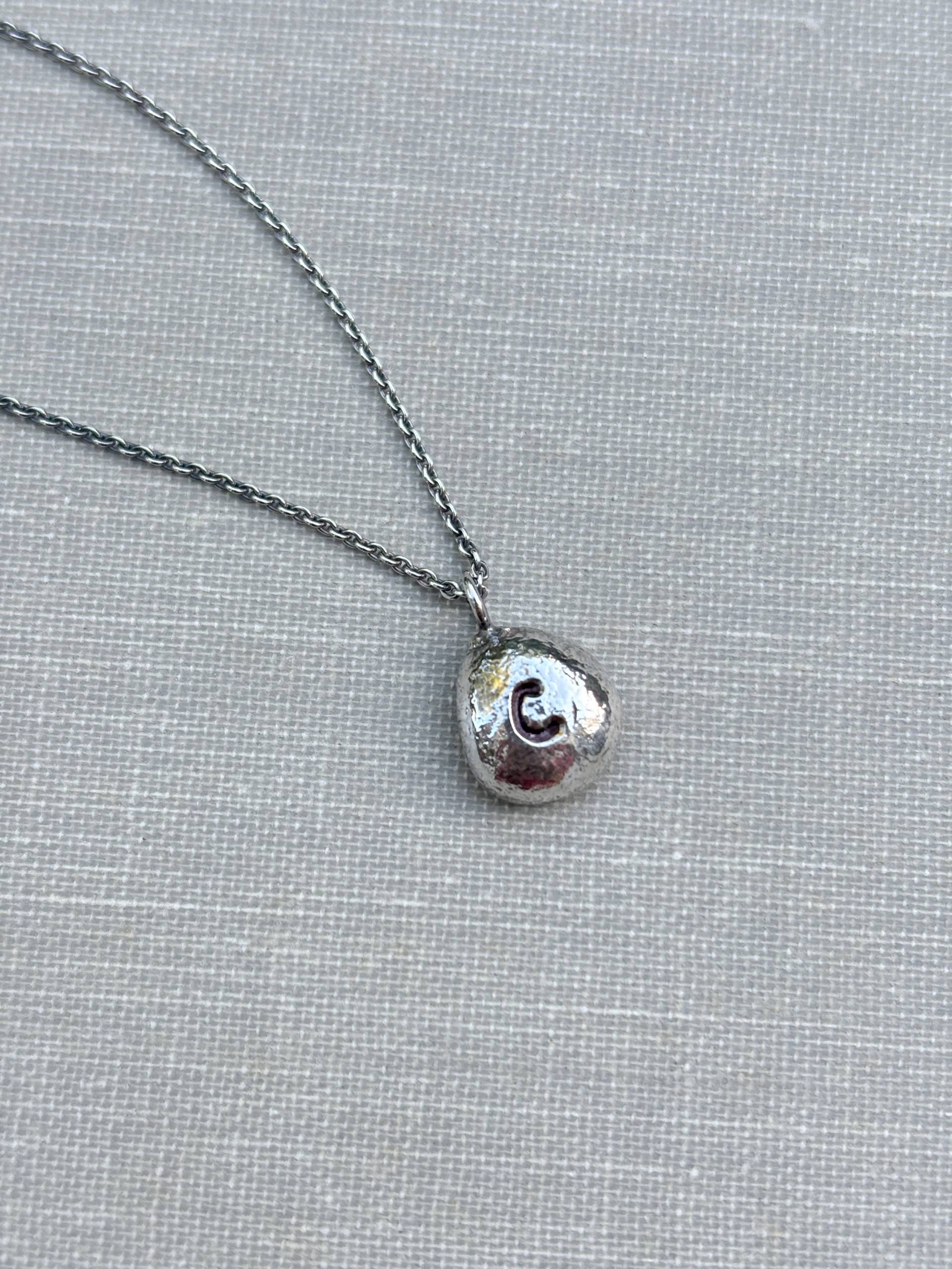 sterling Silber Halskette Mit Initialen, Handgeschmiedet, Oxidiert, Unikat sterling Silber Halskette Mit Initialen, Handgeschmiedet, Oxidiert, Unikat von TripoliAndRouge