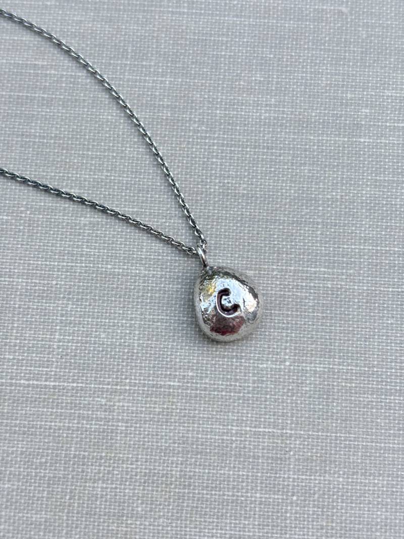 sterling Silber Halskette Mit Initialen, Handgeschmiedet, Oxidiert, Unikat sterling Silber Halskette Mit Initialen, Handgeschmiedet, Oxidiert, Unikat von TripoliAndRouge