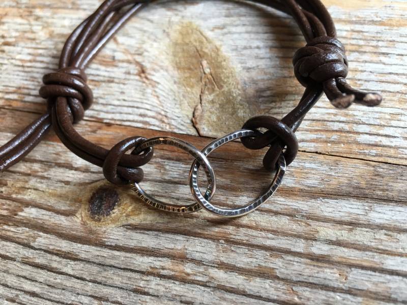 sterling Silber Und Leder Freundschaftsarmband, Unikat, Handgeschmiedet, Unisex sterling Silber Und Leder Freundschaftsarmband, Unikat, Handgeschmiedet, Unisex von TripoliAndRouge