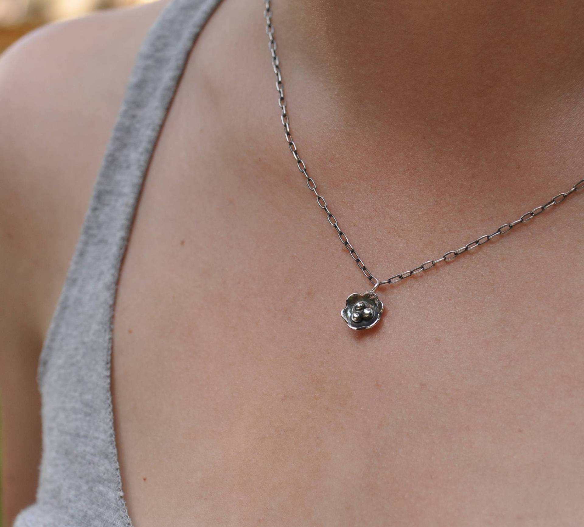 sterling Silber Zarte Blume Halskette, Handgeschmiedet, Oxidiert, Unikat sterling Silber Zarte Blume Halskette, Handgeschmiedet, Oxidiert, Unikat von TripoliAndRouge