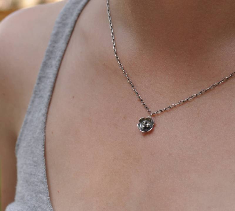 sterling Silber Zarte Blume Halskette, Handgeschmiedet, Oxidiert, Unikat von TripoliAndRouge