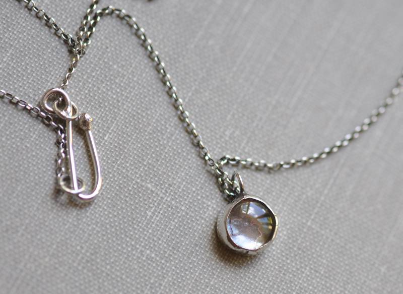 sterling Silber Zarte Glas Cabochon Kette, Handgeschmiedet, Oxidiert, Unikat sterling Silber Zarte Glas Cabochon Kette, Handgeschmiedet, Oxidiert, Unikat von TripoliAndRouge