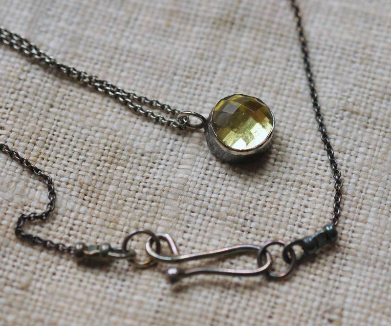 sterling Silber Zarte Lemon Quarz Cabochon Kette, Handgeschmiedet, Oxidiert, Unikat sterling Silber Zarte Lemon Quarz Cabochon Kette, Handgeschmiedet, Oxidiert, Unikat von TripoliAndRouge