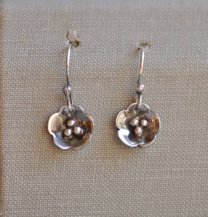 sterling Silber Zierliche Blumen Ohrringe sterling Silber Zierliche Blumen Ohrringe von TripoliAndRouge