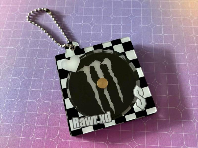 Le - Rawr Xd Cd Acryl Anhänger in Schwarz Weiß Emo & Scene Inspiriert Nostalgisch 2000Er Dreh Und Austauschbare Schlüsselanhänger von TrippinSarah