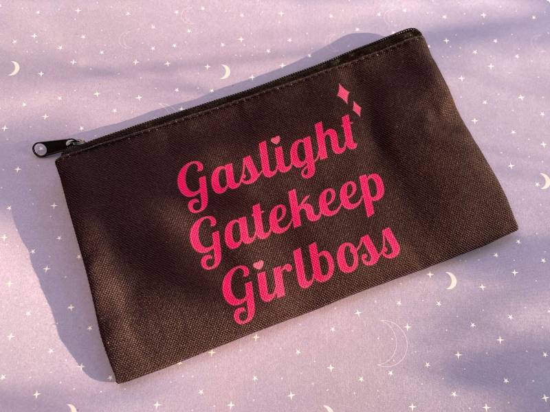Schwarzes Mäppchen Mit Gaslight Gatekeep Girlboss Schriftzug - Stoff Tasche Druck & Schwarzem Reißverschluss Perfekt Als Geschenk von TrippinSarah