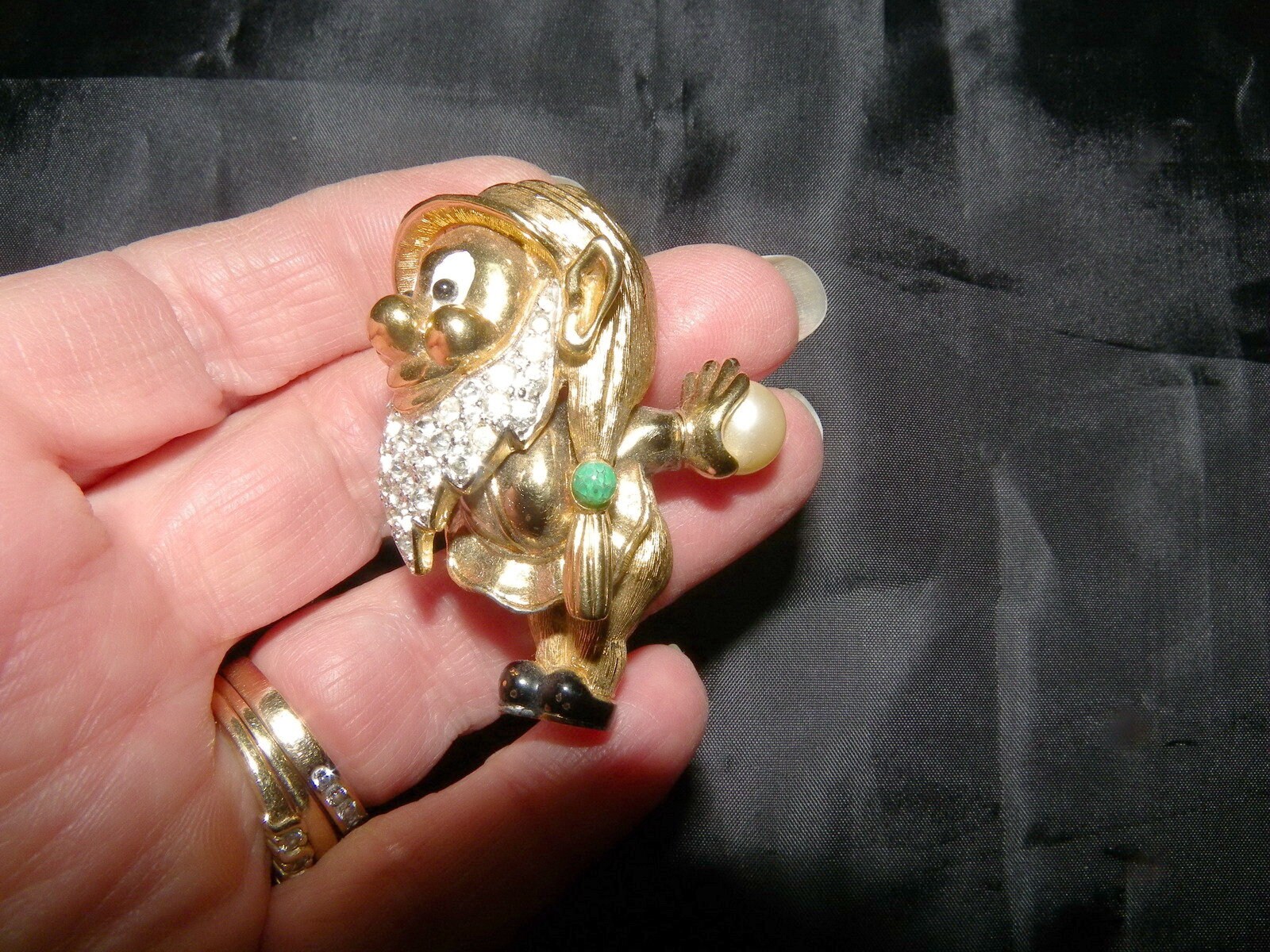 Jomaz Zwerg Pin, Vintage Strass-Zwerg-Brosche, Gnome Strass Faux Perle Ball ", " Bärtigen Snow White Buch Stück Jomaz Zwerg Pin, Vintage Strass-Zwerg-Brosche, Gnome Strass Faux Perle Ball ", " Bärtigen Snow White Buch Stück von TrishdaDishDesigns