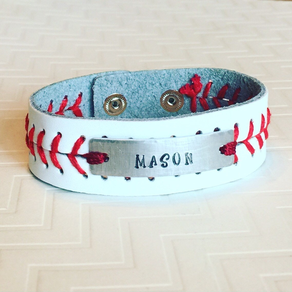 Baseballarmband - Handgestempeltes Armband Personalisiertes Baseball Rote Spitzen Lederarmband Silber Baseballarmband - Handgestempeltes Armband Personalisiertes Baseball Rote Spitzen Lederarmband Silber von TristarCustomDesigns