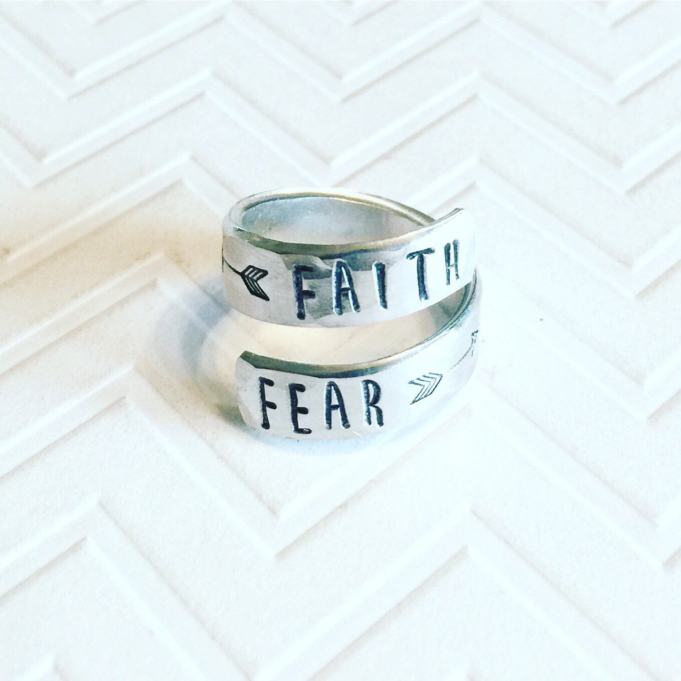 Glaube Über Angst Ring - Silber Wickelring Handgestempelt Geschenk Für Sie Religiöser Abschlussgeschenk Skinny Block Schrift Glaube Über Angst Ring - Silber Wickelring Handgestempelt Geschenk Für Sie Religiöser Abschlussgeschenk Skinny Block Schrift von TristarCustomDesigns
