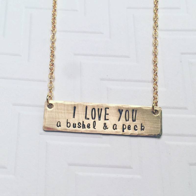 Ich Liebe Sie Einen Scheffel & Ein Küsschen Halskette - Geschenk Für Sie Mutter Muttertag Hand Gestempelt Gold Bar von TristarCustomDesigns