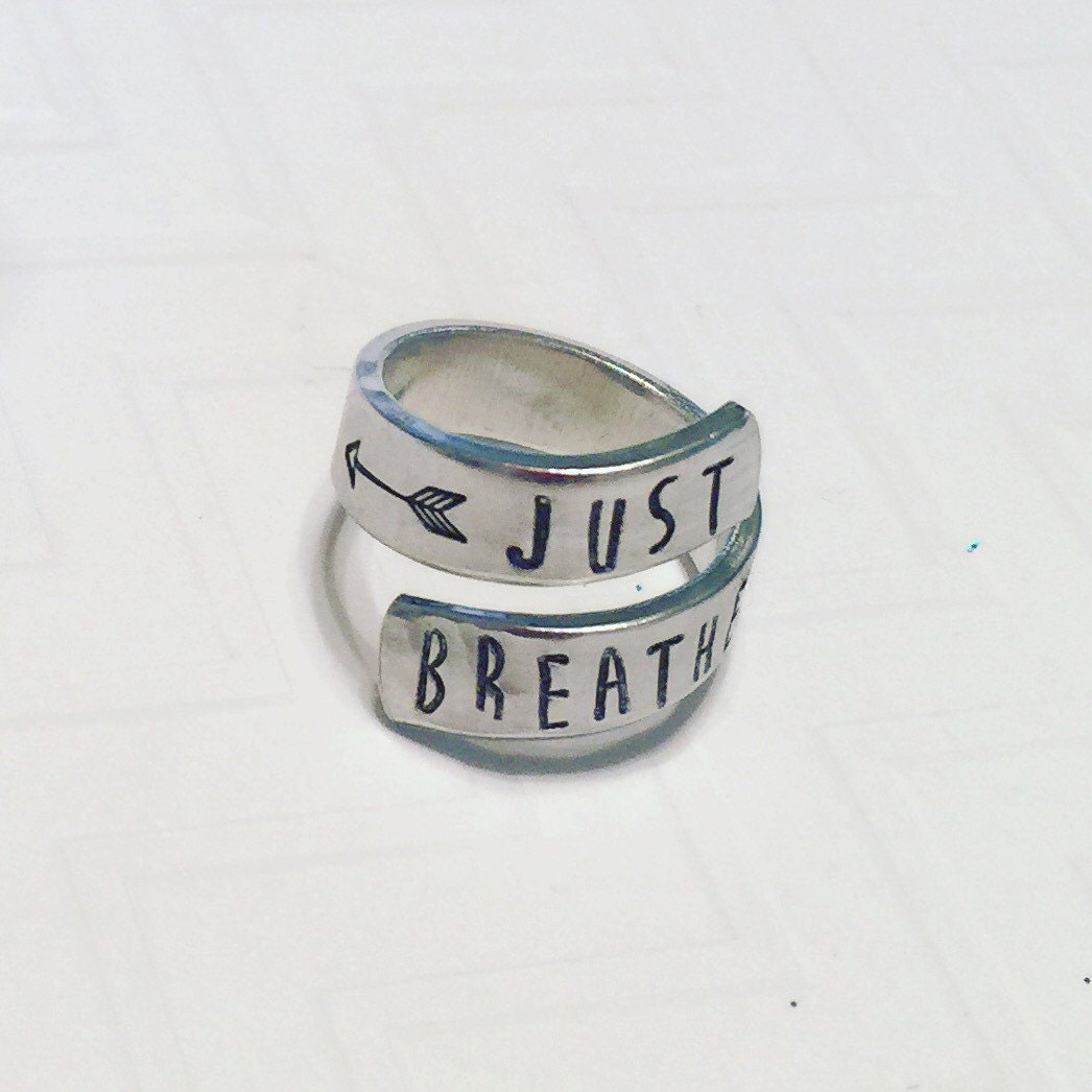 Just Breathe Ring - Silber Wickelring Handgestempelter Personalisierter Geschenk Für Sie Motivationsgeschenk Skinny Block Schrift Just Breathe Ring - Silber Wickelring Handgestempelter Personalisierter Geschenk Für Sie Motivationsgeschenk Skinny Block Schrift von TristarCustomDesigns