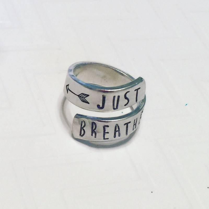 Just Breathe Ring - Silber Wickelring Handgestempelter Personalisierter Geschenk Für Sie Motivationsgeschenk Skinny Block Schrift Just Breathe Ring - Silber Wickelring Handgestempelter Personalisierter Geschenk Für Sie Motivationsgeschenk Skinny Block Schrift von TristarCustomDesigns