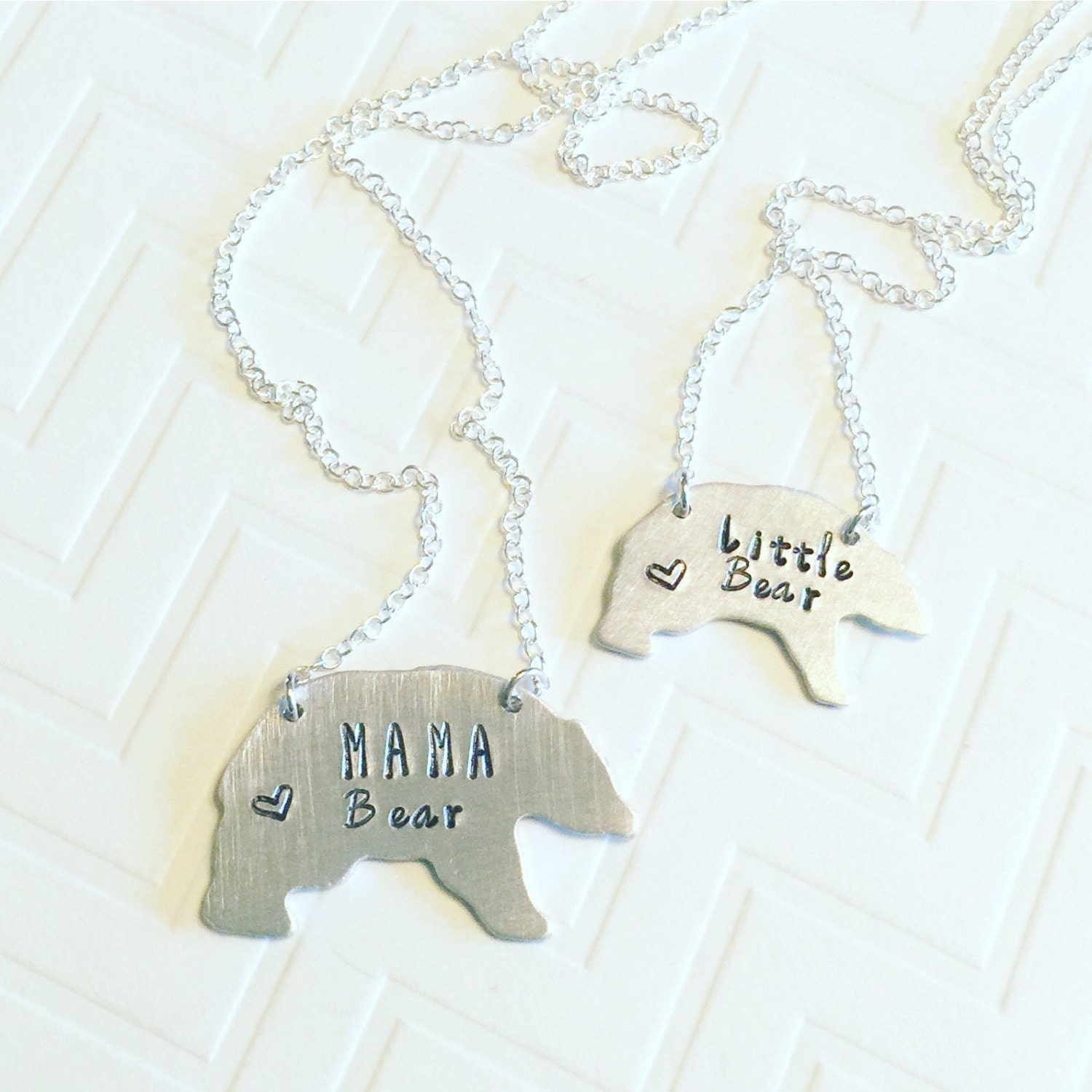 Mama Bär Kleine Halskette Set - Hand Gestempelt Personalisierte Muttertagsgeschenk Geschenk Für Ihr Silberner Herz Mama Bär Kleine Halskette Set - Hand Gestempelt Personalisierte Muttertagsgeschenk Geschenk Für Ihr Silberner Herz von TristarCustomDesigns