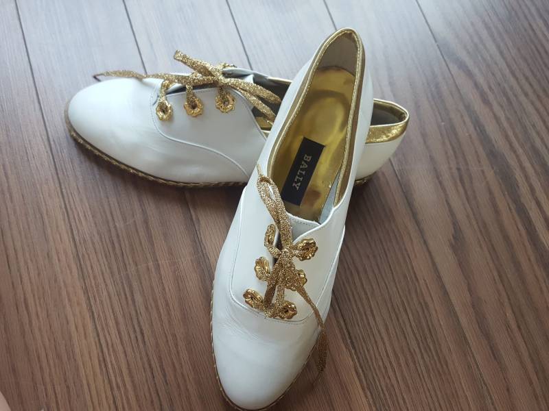 Neuwertig Weiß Gold Bally "Jallut' Oxford Flats von Triuna