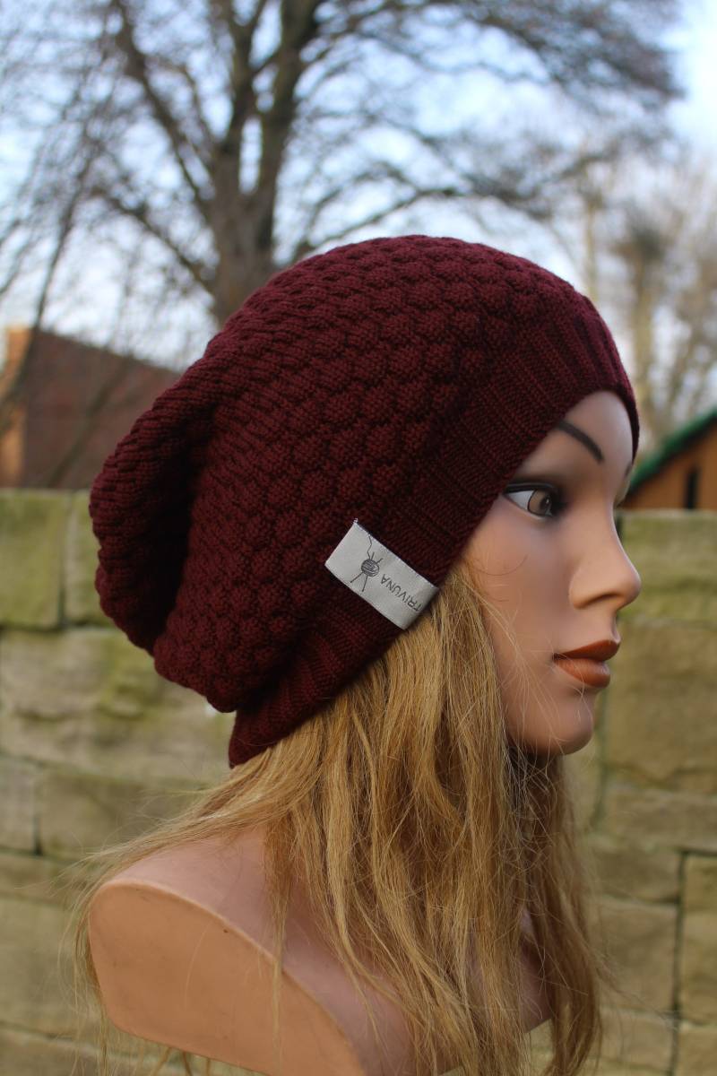 Beanie Mütze Bordeauxrot Merino Mützen Damen Hüte Caps Bommelmütze Männer Skull Wintermütze Sport Skiurlaub Accessoire von TrivunaDieStrickerin