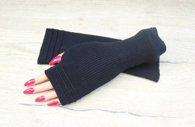 Pulswärmer Merino Schwarz Damen Stulpen Handstulpen Armwärmer, Damenstulpen Fäustlinge Handschuhe Herrenstulpe Accessoires von TrivunaDieStrickerin