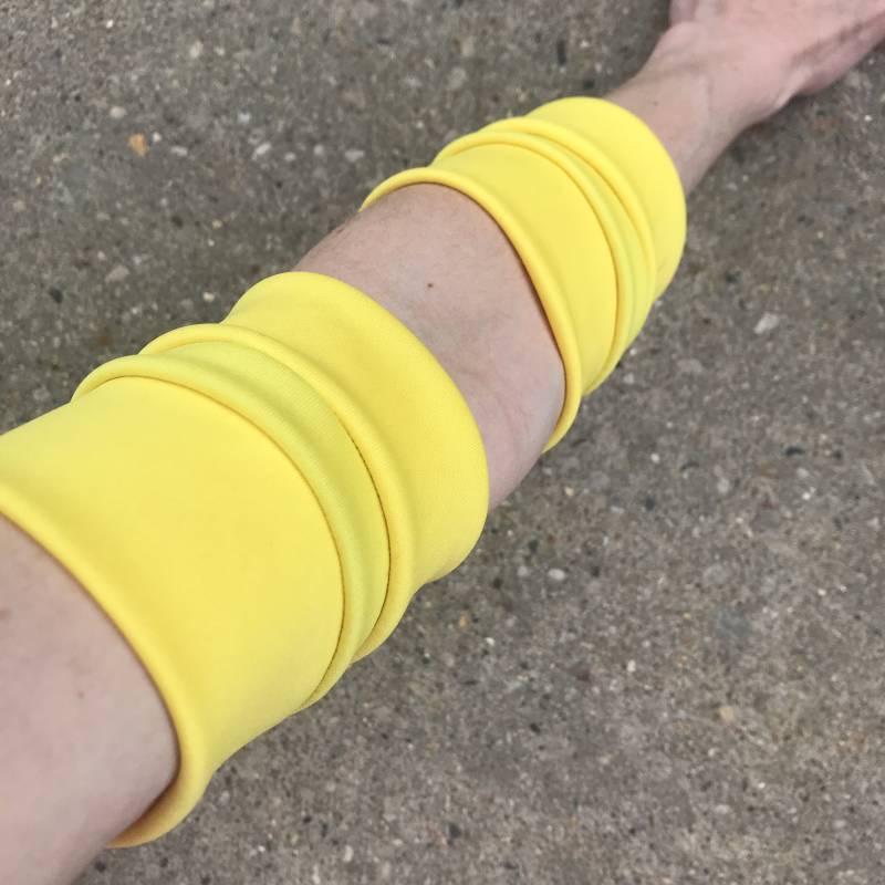 Gelbe Spandex Arm Manschetten Herren Bänder Damen Abdeckungen Nylon Ärmel Cosplay Kostüm Rave Outfit Tattoo Handgelenk - Trixy Xchange von TrixyXchangeDotCom