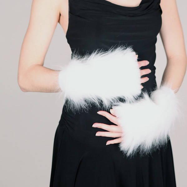 Lange Weiße Fell Handschuhe Weißes Anime Kostüm Rosa Armstulpen Schwarze Grüne Tierkostüm - Trixy Xchange von TrixyXchangeDotCom