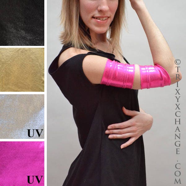 Pinke Armbänder Metallic Arm Bands Pink Armmanschetten Wetlook Armstulpen Herren Armband Superheld Kostüm Spandex Bizeps Manschetten - Trixy Xchange von TrixyXchangeDotCom