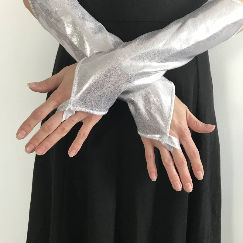 Silberne Kostüm-Armstulpen Spandex Armstulpen Handschuhe Mit Diamant-Enden Fingerschlaufen Cosplay Kostüm Trixy Xchange von TrixyXchangeDotCom