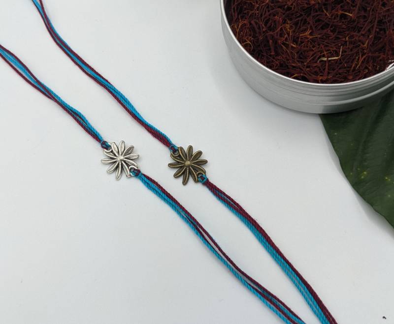 Blumen Charm Rakis - Burgund Türkiser Faden Mit Silber/Antik Gold Anhänger Blumen Charm Rakis - Burgund Türkiser Faden Mit Silber/Antik Gold Anhänger von TriyaDesigns