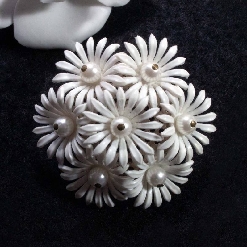 Vintage Blumen Brosche Aus Softplastik in Weiß Blümchen Kunststoffbrosche Den 50Er Jahren Rockabilly, Trödel Dings Da, Art. 247 von TroedelDingsda