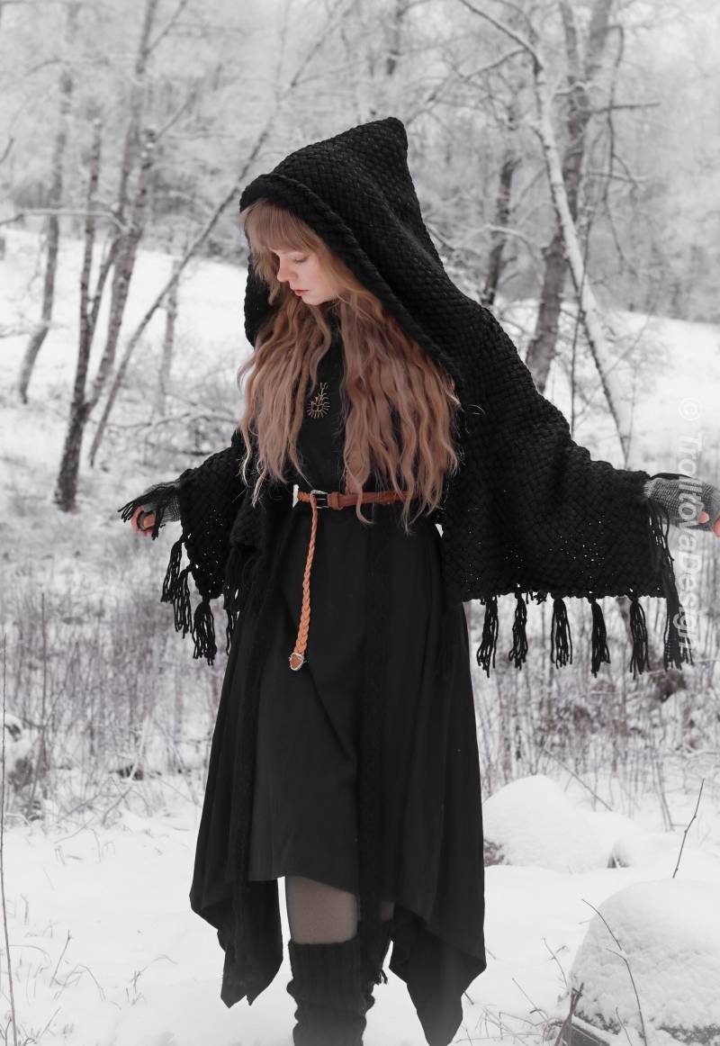 Kapuzenschal in Schwarz Aus Wolle Und Alpaka. Handgewebt von TrollTovaDesign