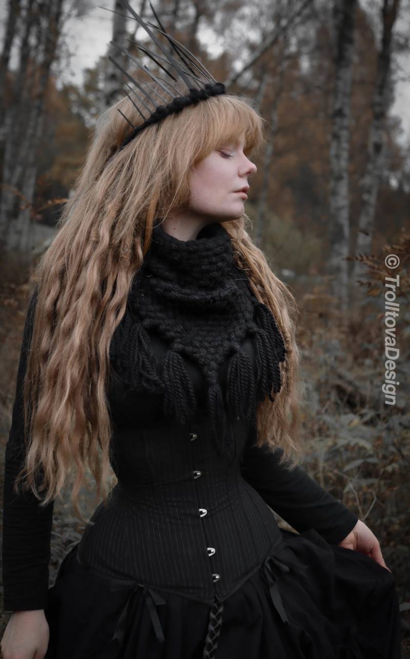 Kleines Dreieckstuch Aus Wolle Und Alpaka in Schwarz. Handgewebt von TrollTovaDesign