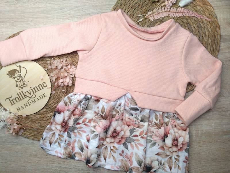 Babykleid Girly Sweater Musselin Blumen Verschiedene Größen von TrollkvinneHandmade
