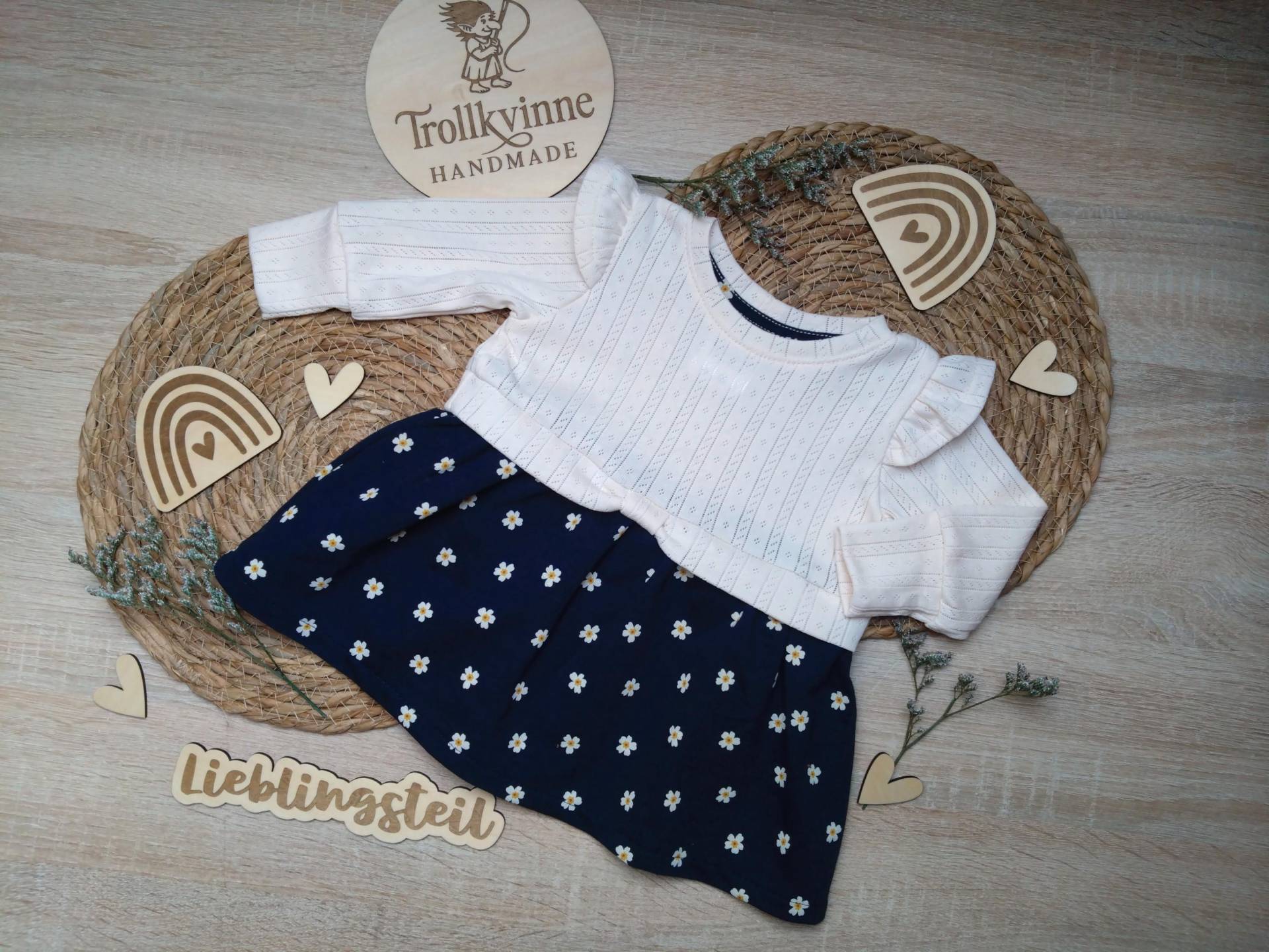 Babykleid Tunika Girly Sweater Blümchen Verschiedene Größen von TrollkvinneHandmade